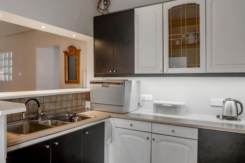 Simplicity And Comfort: Apartment In Zografou アテネ エクステリア 写真