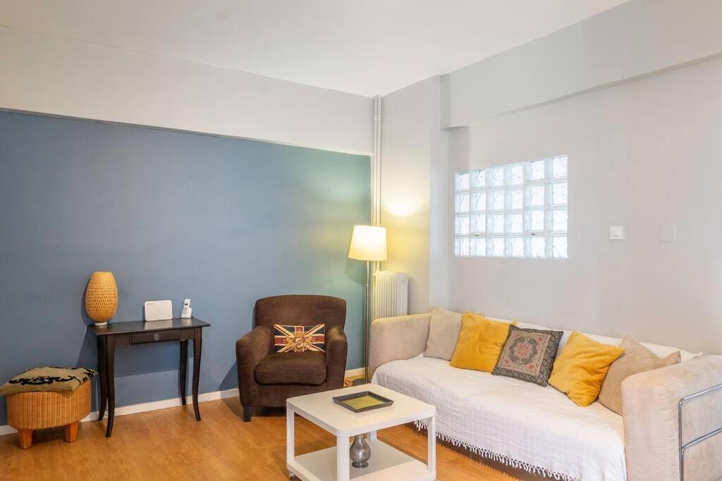 Simplicity And Comfort: Apartment In Zografou アテネ エクステリア 写真