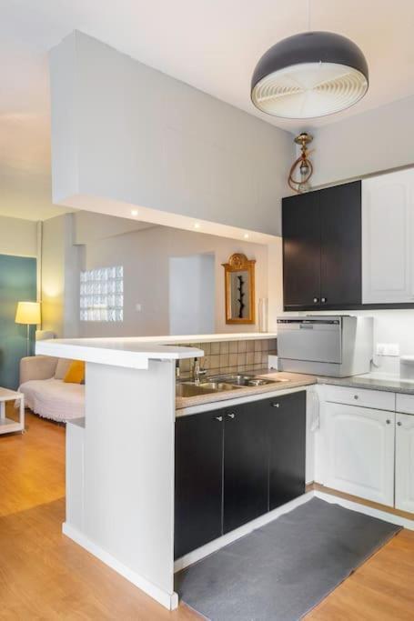 Simplicity And Comfort: Apartment In Zografou アテネ エクステリア 写真